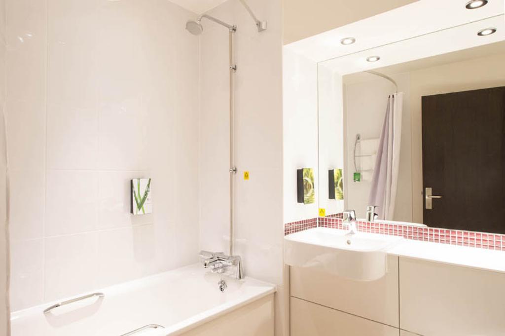 Premier Inn Birmingham City Centre Broad Street מראה חיצוני תמונה